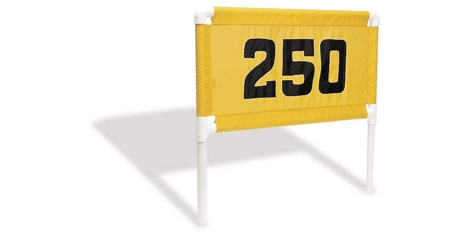 Gelb-schwarzer Range-Banner mit der Zahl 250, rechteckig, für Driving Range, auf weißem Gestell.