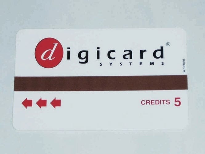 Weiße Digicard Mifare Karte mit rotem Logo, braunem Streifen und Text „Credits 5“.