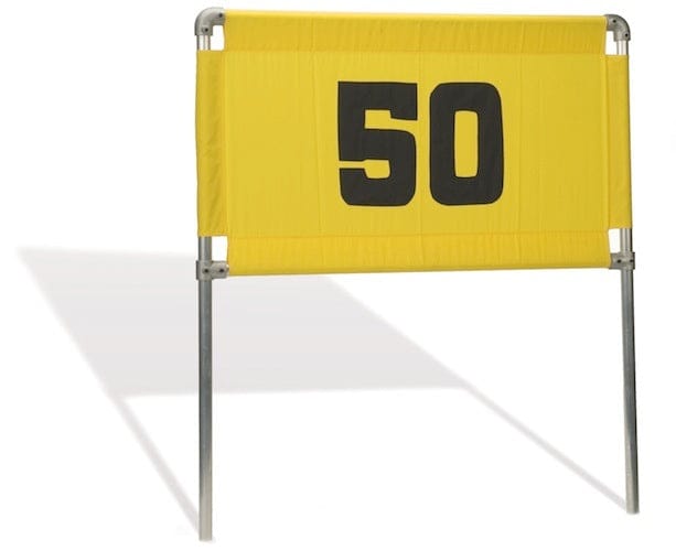 Gelber Range Banner mit schwarzer Nummer 50, Aluminiumrahmen mit Bodenstäben.