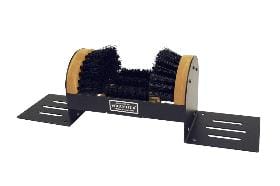 Golf-Schuhputzer mit schwarzen Borsten und seitlichen Metallplatten, Holzseitenteile.