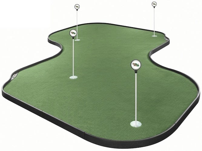 Grüne Puttingmatte mit drei Löchern und weißen Fahnen, geschwungene Kanten, schwarze Umrandung.