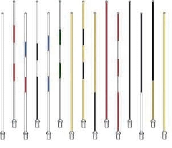 Mehrere Fahnenstangen in Weiß mit farbigen Streifen und silbernen Haken am unteren Ende.