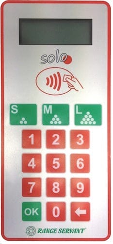 Weißes Zahlungsterminal mit rotem Tastenfeld, LCD-Display und kontaktlosem Kartensymbol.
