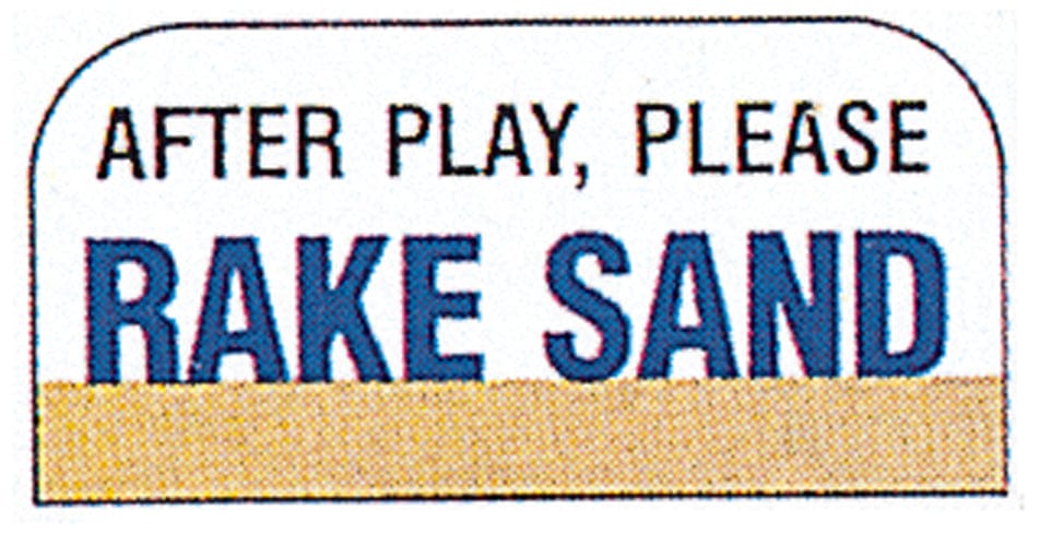 Informationsschild 15x30 cm mit Text "AFTER PLAY, PLEASE RAKE SAND" in Blau und Schwarz auf weißem Hintergrund mit.