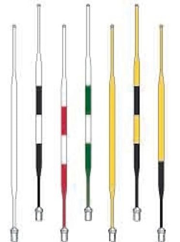 Sieben schmale Fahnenstangen mit britischen Streifen in Gelb-Schwarz, Weiß-Schwarz und Grün-Rot, 2,29 m lang.