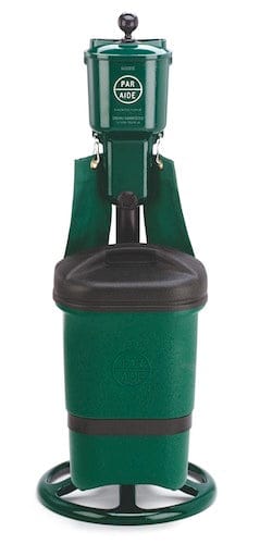 Grüner ParAide Ballwascher Deluxe mit schwarzem Deckel und Ablage, stehend auf Metallring.