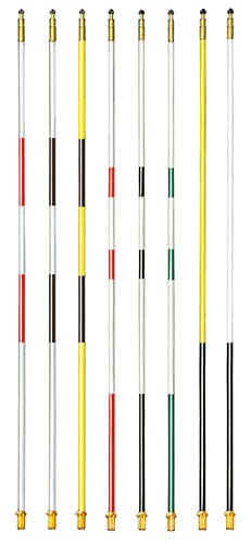 Drei schwarze-weiße Fiberglas-Fahnenstangen von 3 Metern Länge mit goldfarbenen Abschlusskappen.