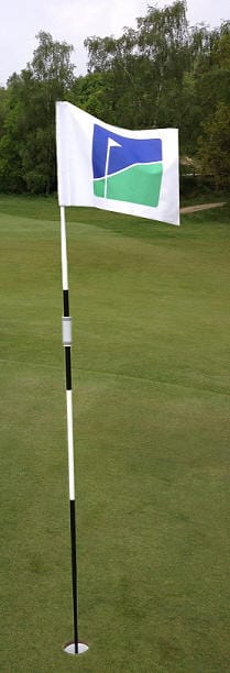 Golfplatz-Flagge mit blau-grünem Logo auf weißem Hintergrund an schwarzer Fahnenstange.