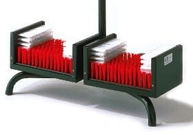 Set mit 2 schwarzen Ersatzbürsten mit roten und weißen Borsten für Schuhreiniger.