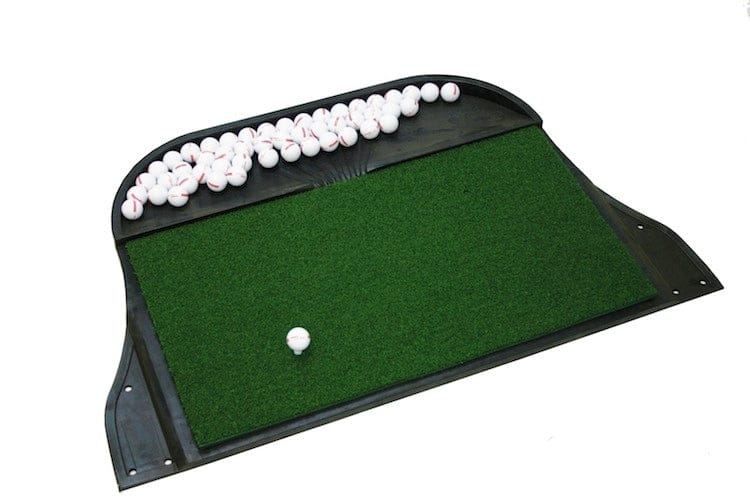 I-MAX Abschlagmatte mit grünem Kunstrasen und schwarzem Rahmen, Golfbälle liegen oben.