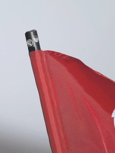 Rotes Fahnenende mit schwarzer Verstärkung und eingesticktem Logo, gewebtes Material.