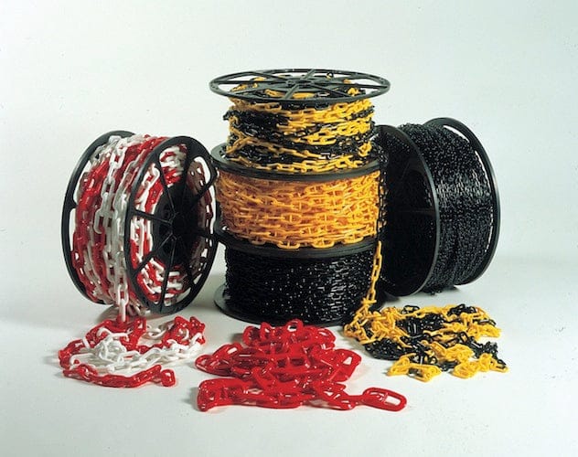Rote, schwarze und schwarz-gelbe Kunststoffketten auf Rollen, unterschiedlich dick und 50 mm breit.