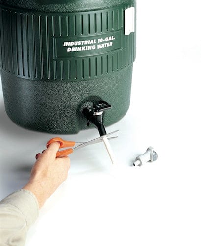 Grünes Safe-Tee Water System Getränkefüllsystem mit schwarzem Hahn und Hand, die Schlauch anschließt.