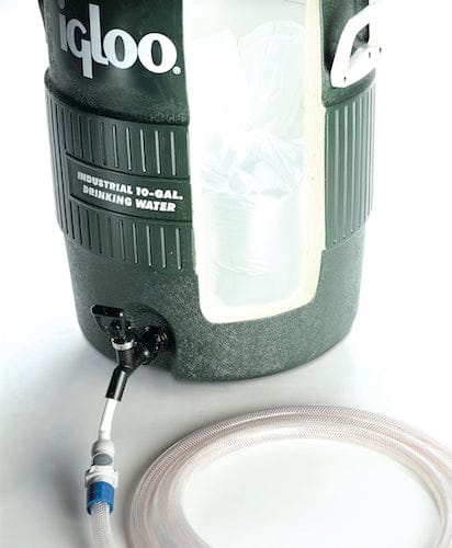 Grüner Igloo Wasserspender mit schwarzem Deckel, Zapfhahn und transparentem Kühlbehälter.