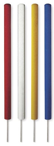 Vier farbige PVC-Gefahrenmarker mit Erdspieß in Rot, Weiß, Gelb und Blau, je 63 cm hoch.