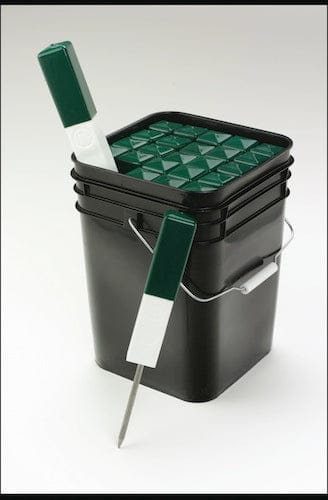 Schwarzer Eimer mit quadratischem Raster und schwarzem Metallgriff, grüß-weiß markierter Metallstab.