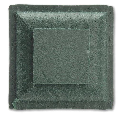 Grüner quadratischer Gefahrenmarker mit erhabener Mitte und strukturierter Oberfläche.