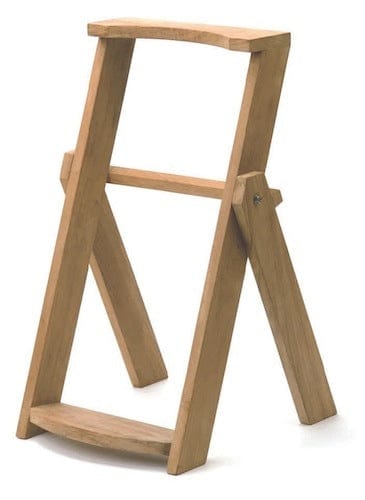 Taschenhalterung aus hellem Teakholz mit klappbarem Rahmen und robustem Standfuß.