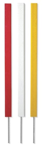 Drei eckige Gefahrenmarker aus Kunststoff in Rot, Weiß und Gelb mit Metallspießen, 61 cm lang.