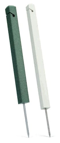 Zwei Seilpfosten Par Aide 60cm in Weiß und Dunkelgrün aus Kunststoff mit Metallspitze.