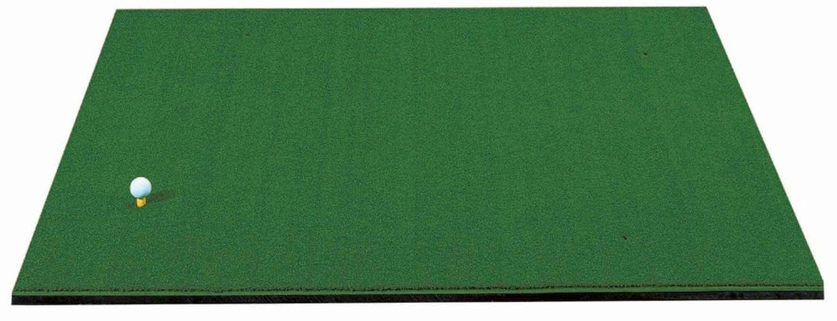 Grüne rechteckige Golf-Abschlagmatte mit weißem Golfball auf der Oberfläche.