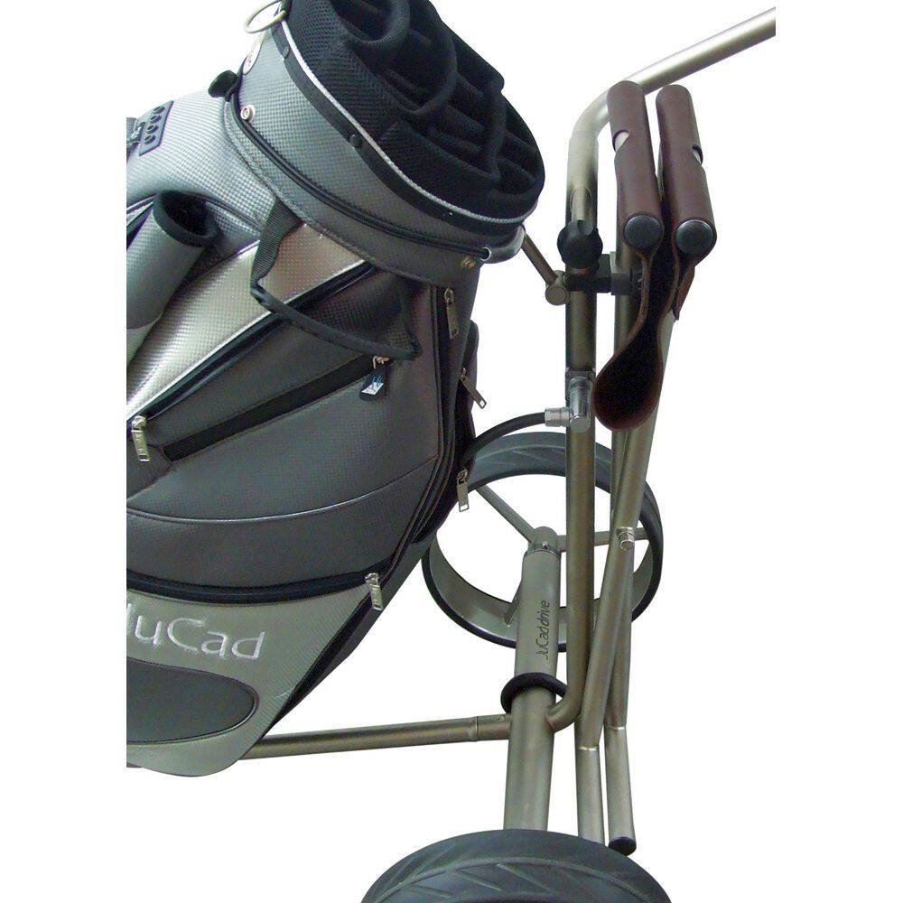 Carbonfarbener Jucad Golfersitz aus leichtem Material am Golftrolley befestigt.
