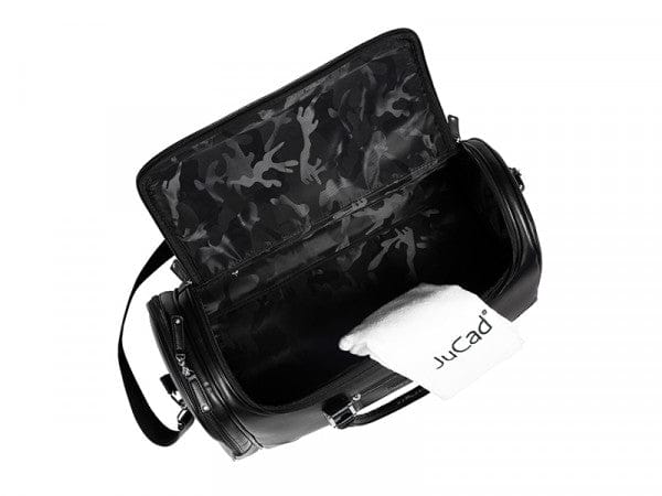 Schwarze JuCad Reisetasche mit offenem Hauptfach und camouflage Innenfutter, seitliche Tasche mit Reißverschluss.