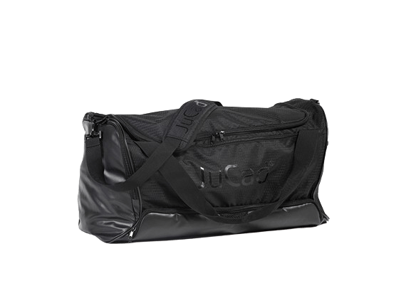Schwarze JuCad Sporttasche aus robustem Material mit verstellbarem Schulterriemen und Reißverschluss.
