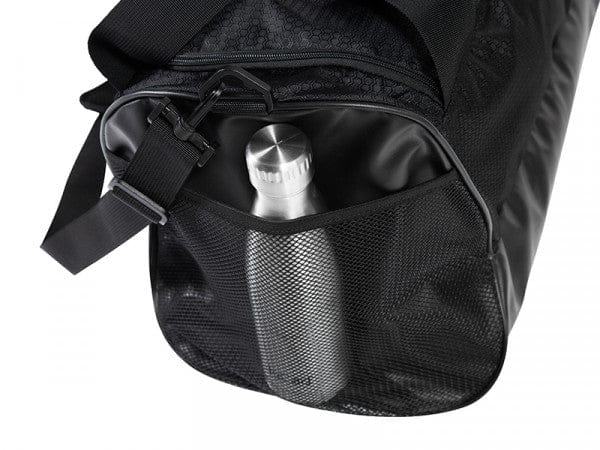 Schwarze JuCad Sporttasche mit seitlichem Netzfach und Wasserflasche aus Edelstahl.