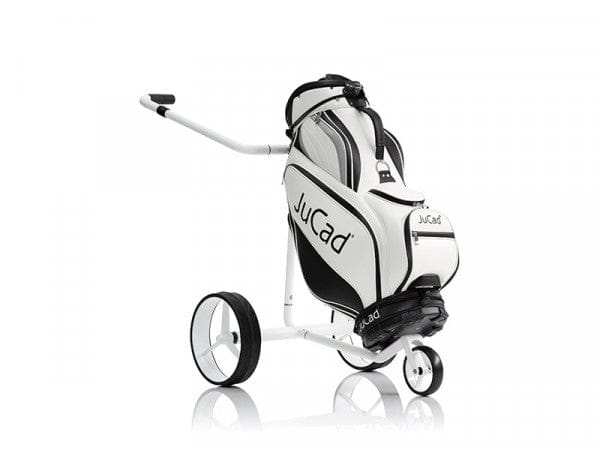 Elektrischer Golf-Trolley JuCad Carbon Travel Bianco SV 2.0 in Weiß mit schwarzem Golfbag und drei Rädern.