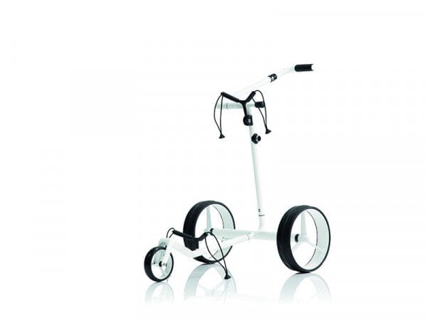 Weißer elektrischer JuCad Carbon Travel Bianco SV 2.0 Golftrolley mit schlankem Rahmen und großen Rädern.