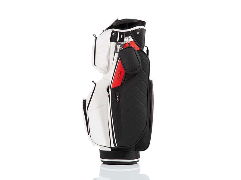 Schwarz-rotes JuCad Golfcartbag mit mehreren Taschen und silbernen Reißverschlüssen.
