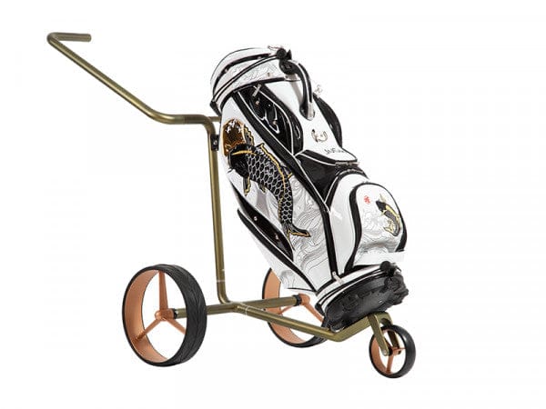 Dreirädriger Golftrolley JuCad Carbon Verde in Roségold mit weißem Golfbag und schwarzem Staufach.