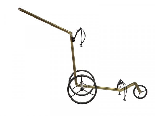 Schwarzer 3-Rad-Golftrolley JuCad Carbon Verde mit dünnem Rahmen und großen Rädern.