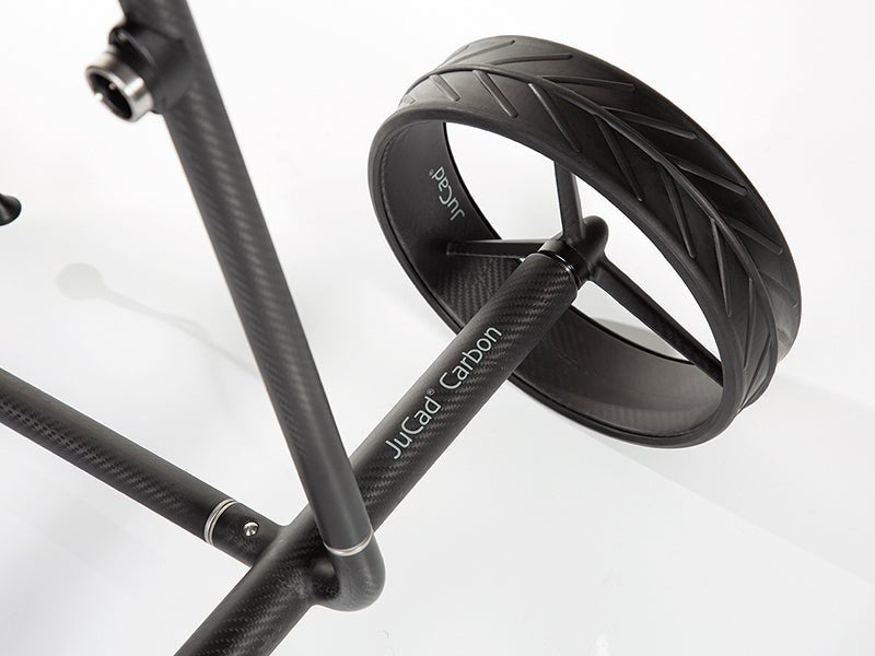 JuCad Carbon Travel Nero SV 2.0 Elektrotrolley in Schwarz mit Carbonrahmen und robustem Rad.