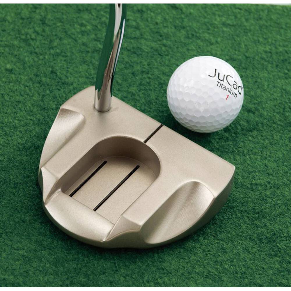 Titaniumfarbener Jucad Putter mit modernem Mallet-Design auf grünem Golfgrün.