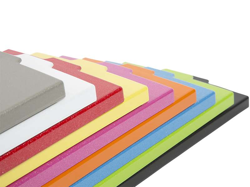 Mehrfarbige JuCad Scorekartenhalter aus GFK in Blau, Gelb, Hellgrün, Orange, Pink, Rot, Schwarz, Titan und Weiß, flach und.