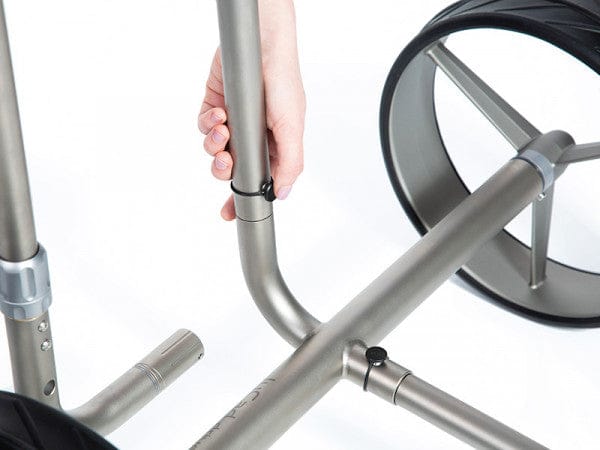 JuCad Easy Pusher Golftrolley Schiebestange aus gebürstetem Metall mit Handgriff und Verbindungsstücken.