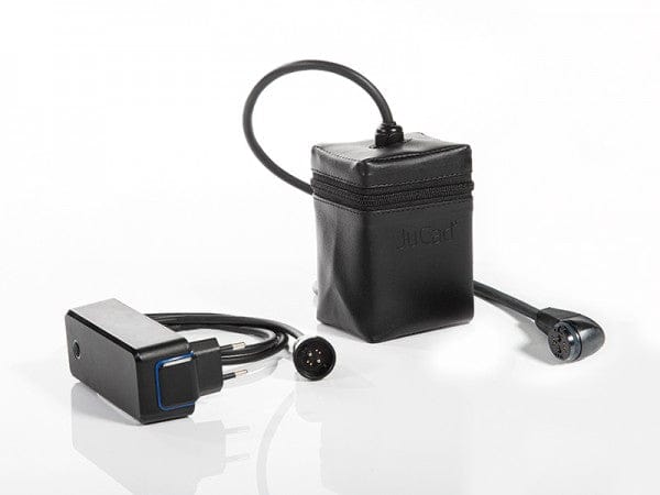 Schwarzes Ladegerät mit Kabel und kompaktem schwarzen Etui für Jucad Carbon Travel Special 2.0 Golftrolley.