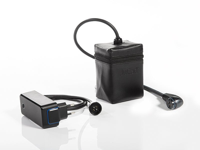 Schwarzes Ladegerät mit Kabel und quadratischem Transportbeutel aus Leder für JuCad Elektrotrolley.