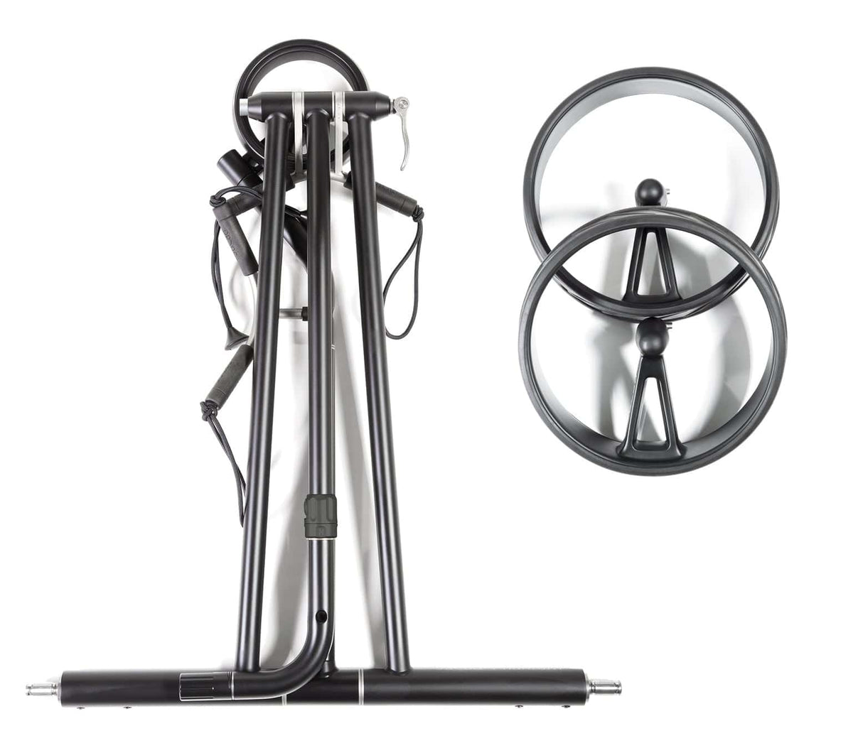 Schwarzer Jucad Phantom Titan 2.0 Elektrotrolley für Golf mit schlankem, faltbarem Design und ergonomischem Griff.