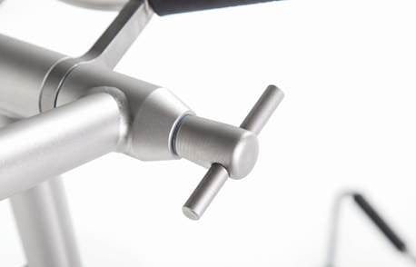 Mattgrauer Metallhebel mit rundem Griff und zylindrischer Basis am Golf-Trolleyrahmen.