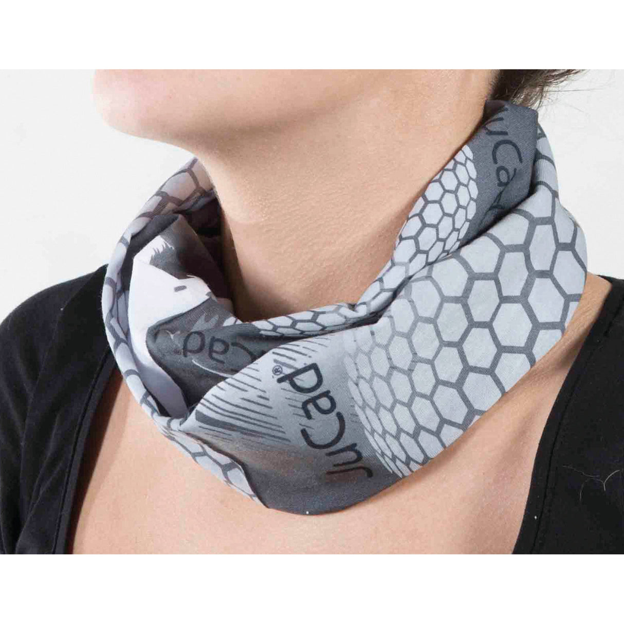Grau-schwarzes Multifunktionstuch mit Wabenmuster und Jucad Logo am Hals getragen.