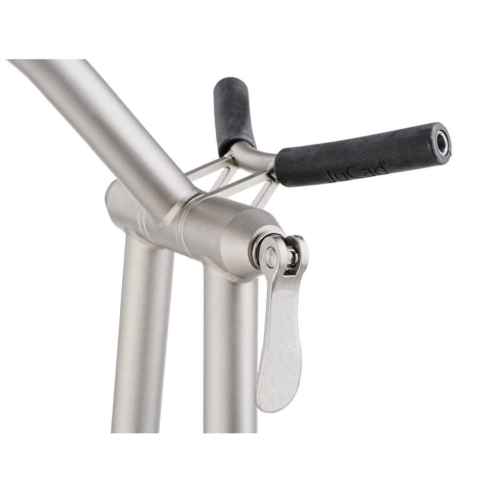 Detailaufnahme des mattsilbernen Griffbereichs eines Jucad Phantom Titan 2.0 Elektro-Golftrolleys mit schwarzen Griffen.