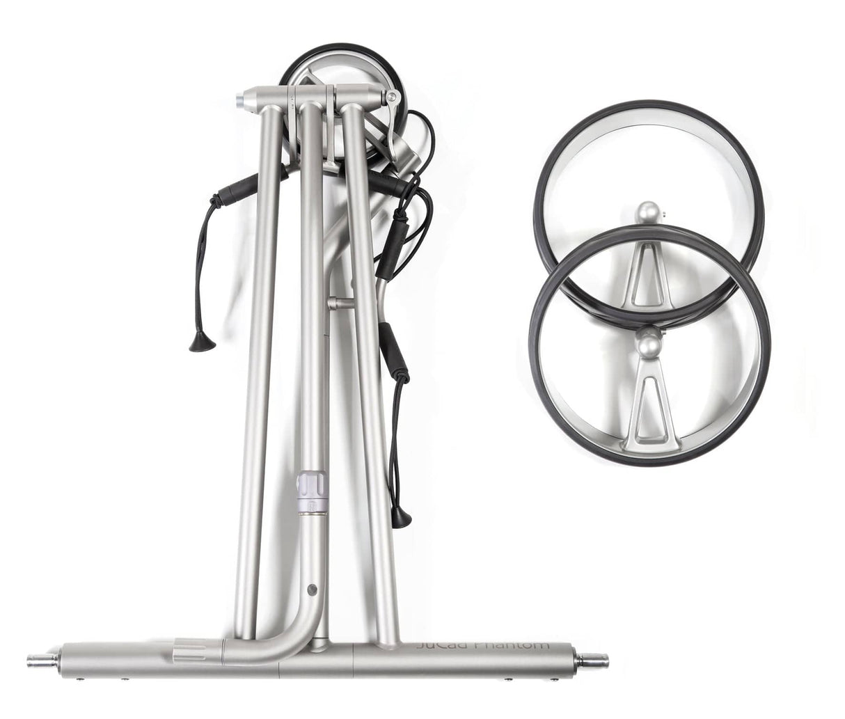 Titanfarbener Jucad Phantom eX 2.0 Elektro-Golftrolley zusammengeklappt mit zwei abnehmbaren Rädern in Titan-Silber.