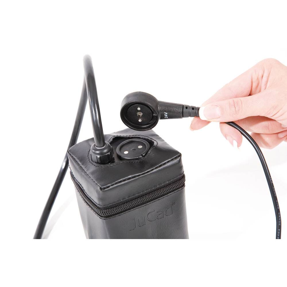 Schwarzes Ladegerät mit rundem Stecker an Jucad Phantom Titan 2.0 Elektro-Golftrolley-Akku.