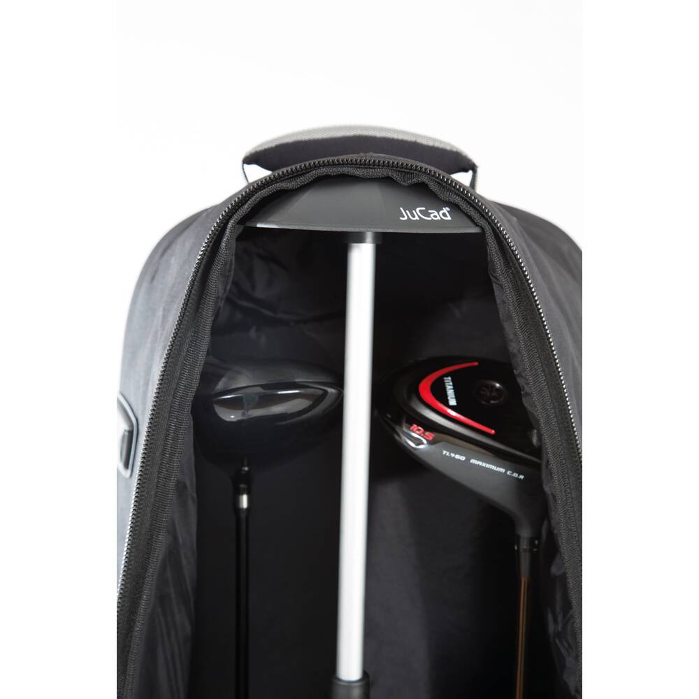 Schwarzer Jucad Protector Golfbag-Travelcover mit Innenverstärkung und rotem Golfschlägergriff.