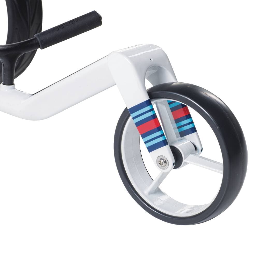 Weißer Golftrolley-Rahmen mit schwarchem Griff und großem Vorderrad, blau-rot-gestreiftes Design am Radaufhängungsscharnier.