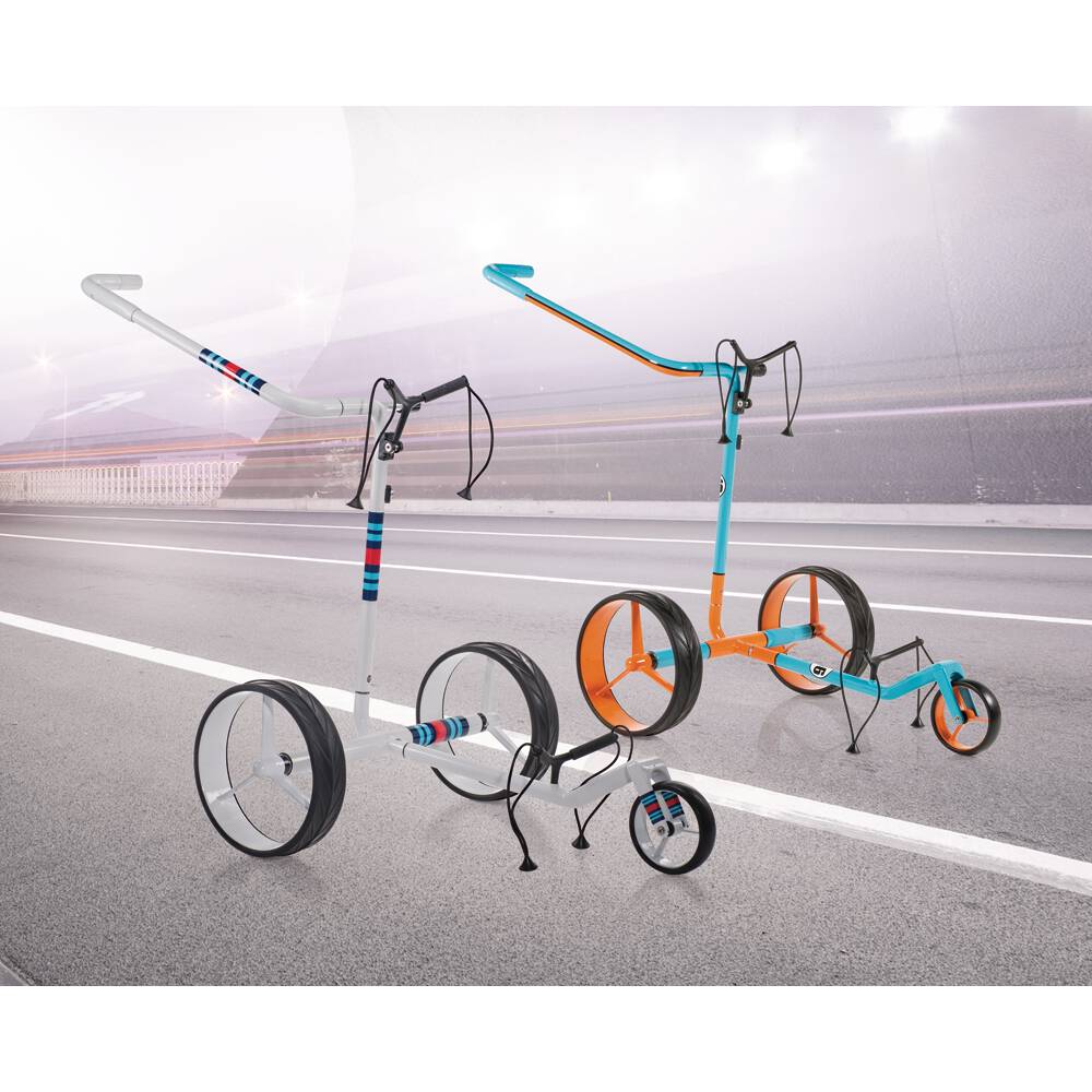 Zweifarbiger Jucad Carbon Travel Racing 2.0 Elektro-Golftrolley mit drei Rädern, blau-orange und weiß-blau Designs.