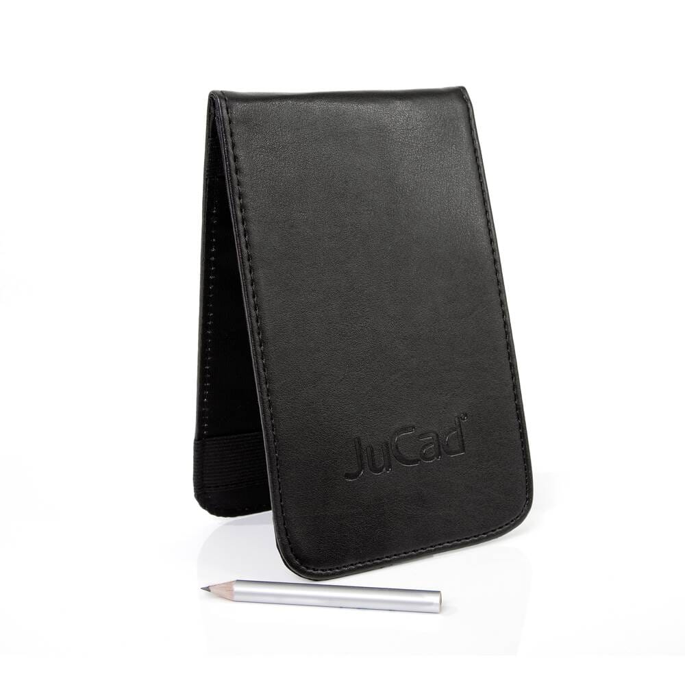 Schwarze Jucad Scorekartenmappe aus Leder mit dezent geprägt Logo und silbernem Stift.